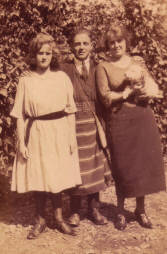 Norman Polding between milk rounds with sisters Phyllis and Violet